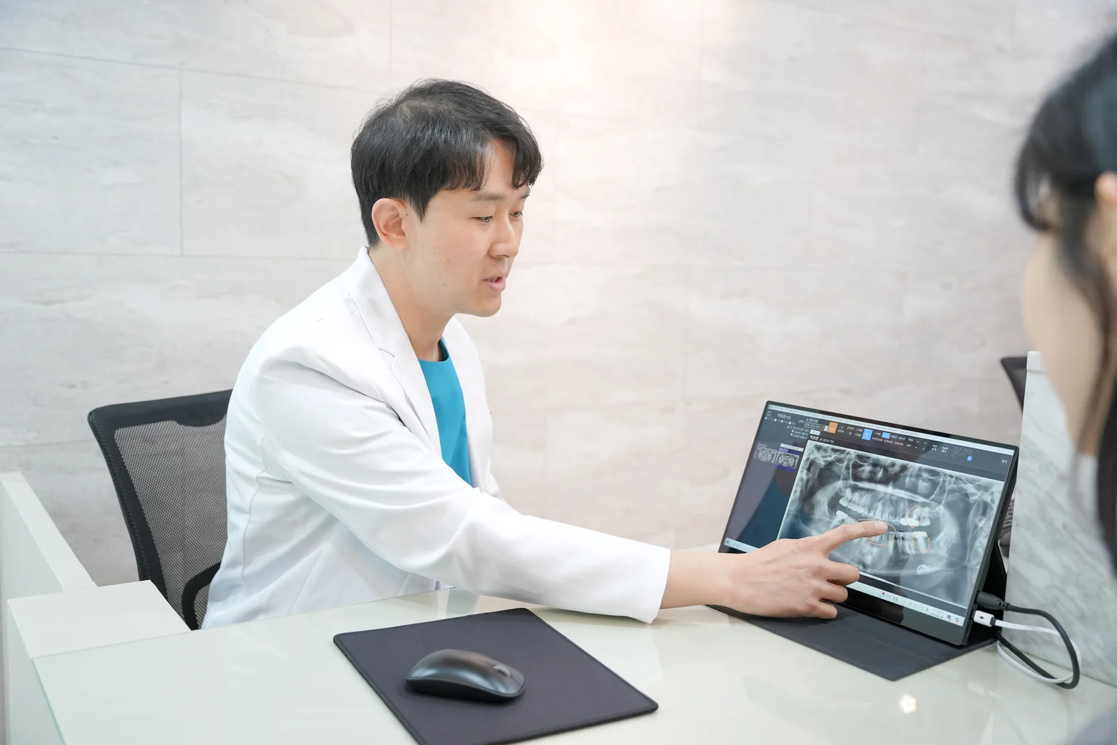치아 상태와 치료 계획을 함께 살펴봅니다.
