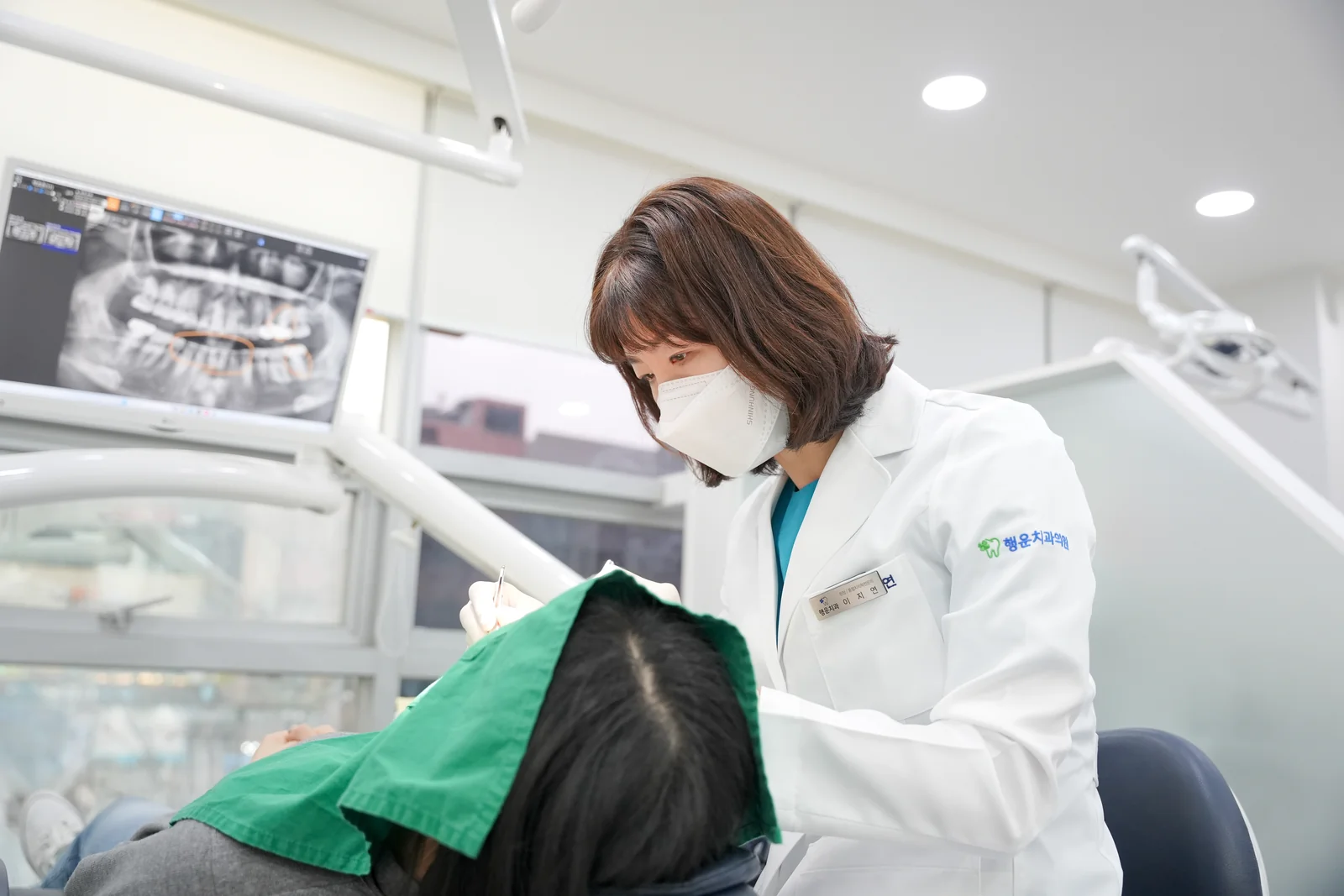 충치·신경치료를 담당하는 이지연 원장의 진료 모습